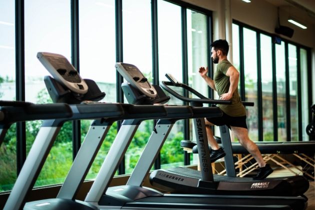 man wearing sportswear to the gym